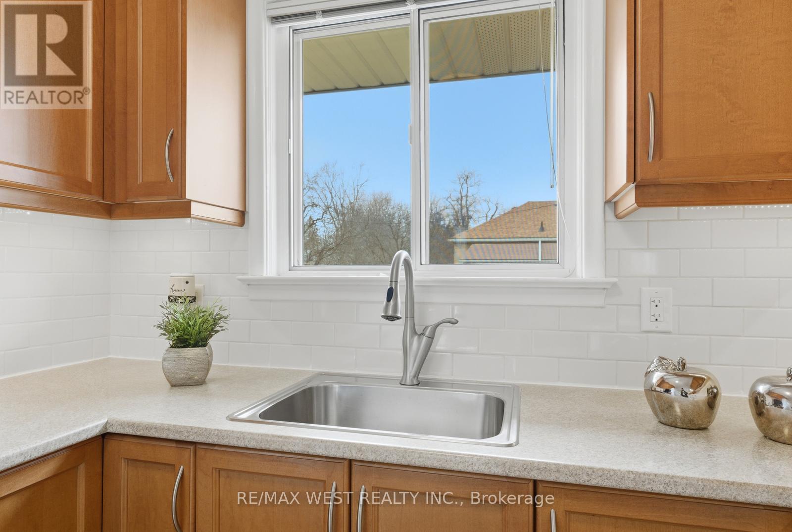 88 Redwater Drive, Toronto, Ontario  M9W 1Z9 - Photo 12 - W12897682