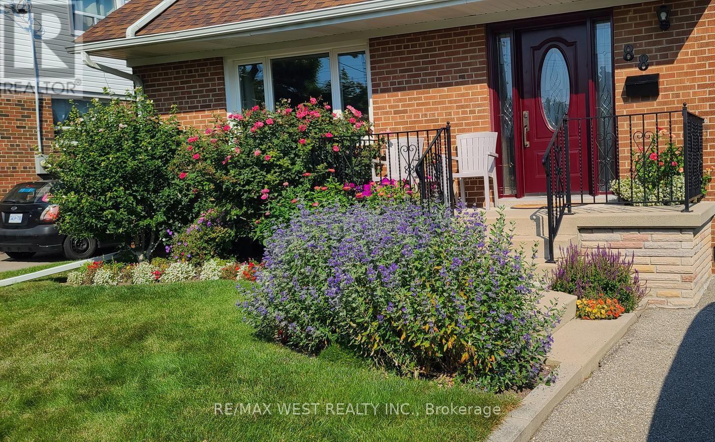 88 Redwater Drive, Toronto, Ontario  M9W 1Z9 - Photo 2 - W12897682