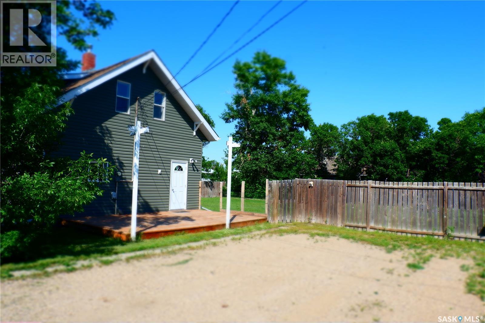 331 3rd Avenue W, Assiniboia, Saskatchewan  S0H 0B0 - Photo 2 - SK030804