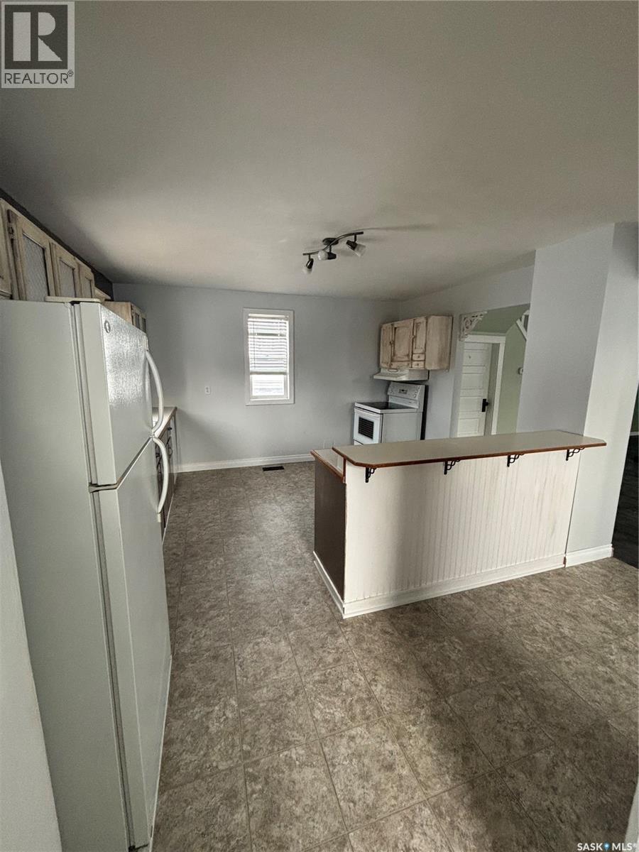 331 3rd Avenue W, Assiniboia, Saskatchewan  S0H 0B0 - Photo 3 - SK030804