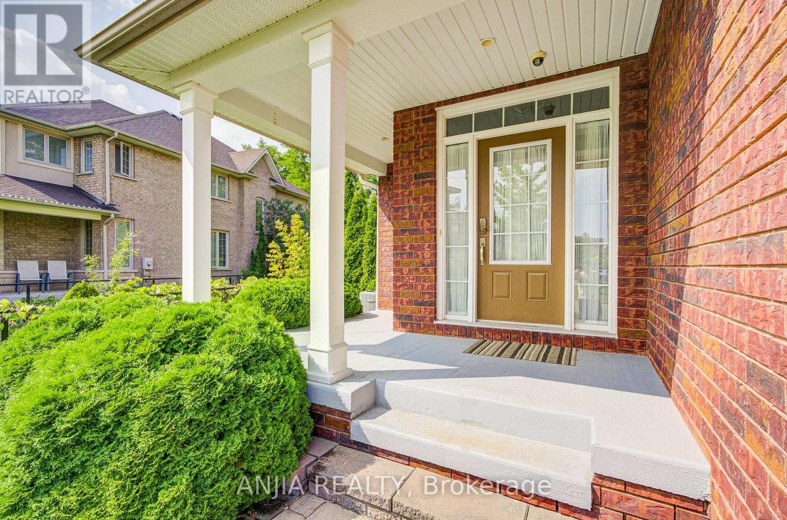 10 Thistledown Crescent, Whitby, Ontario  L1R 3P2 - Photo 2 - E12897738