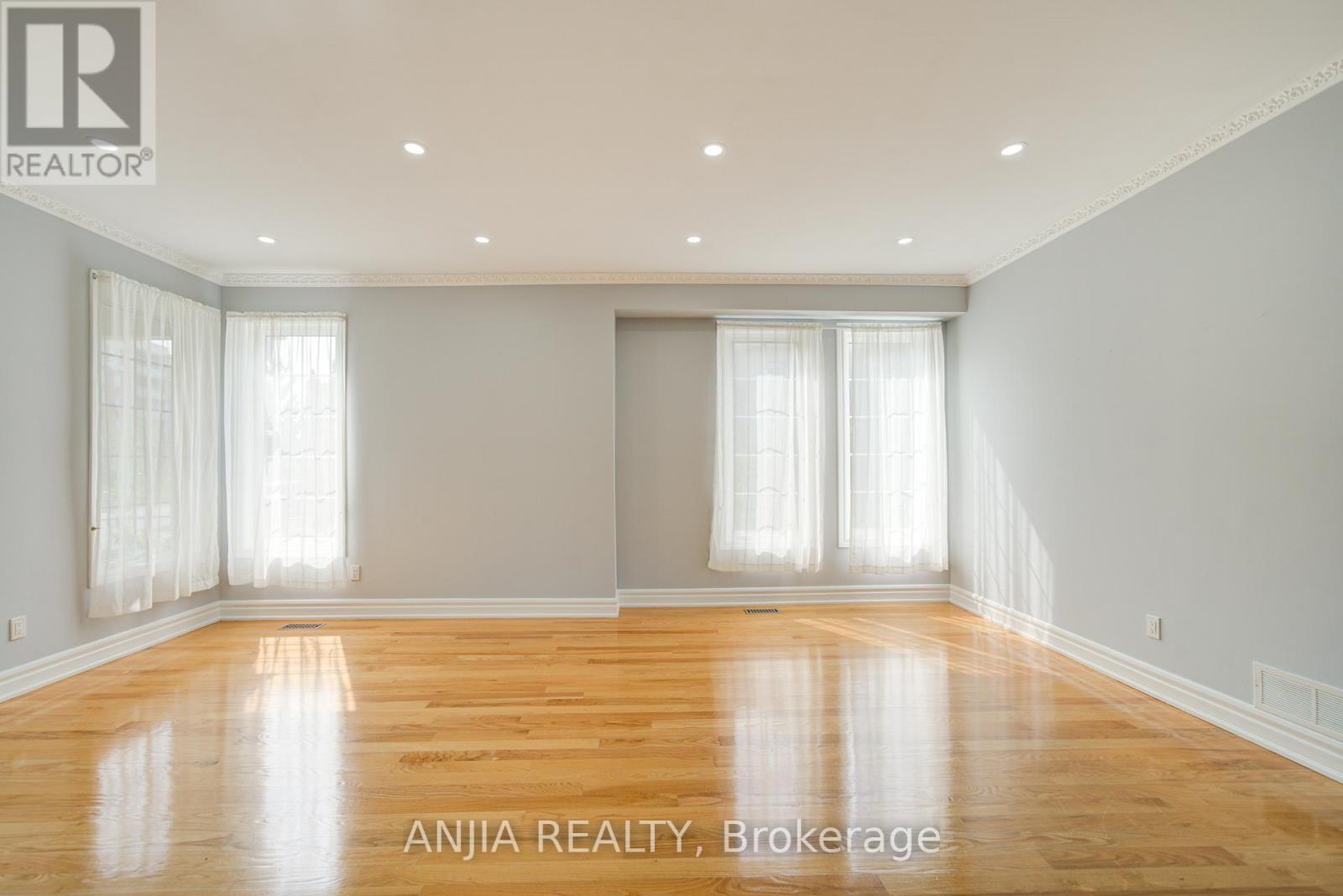 10 Thistledown Crescent, Whitby, Ontario  L1R 3P2 - Photo 5 - E12897738