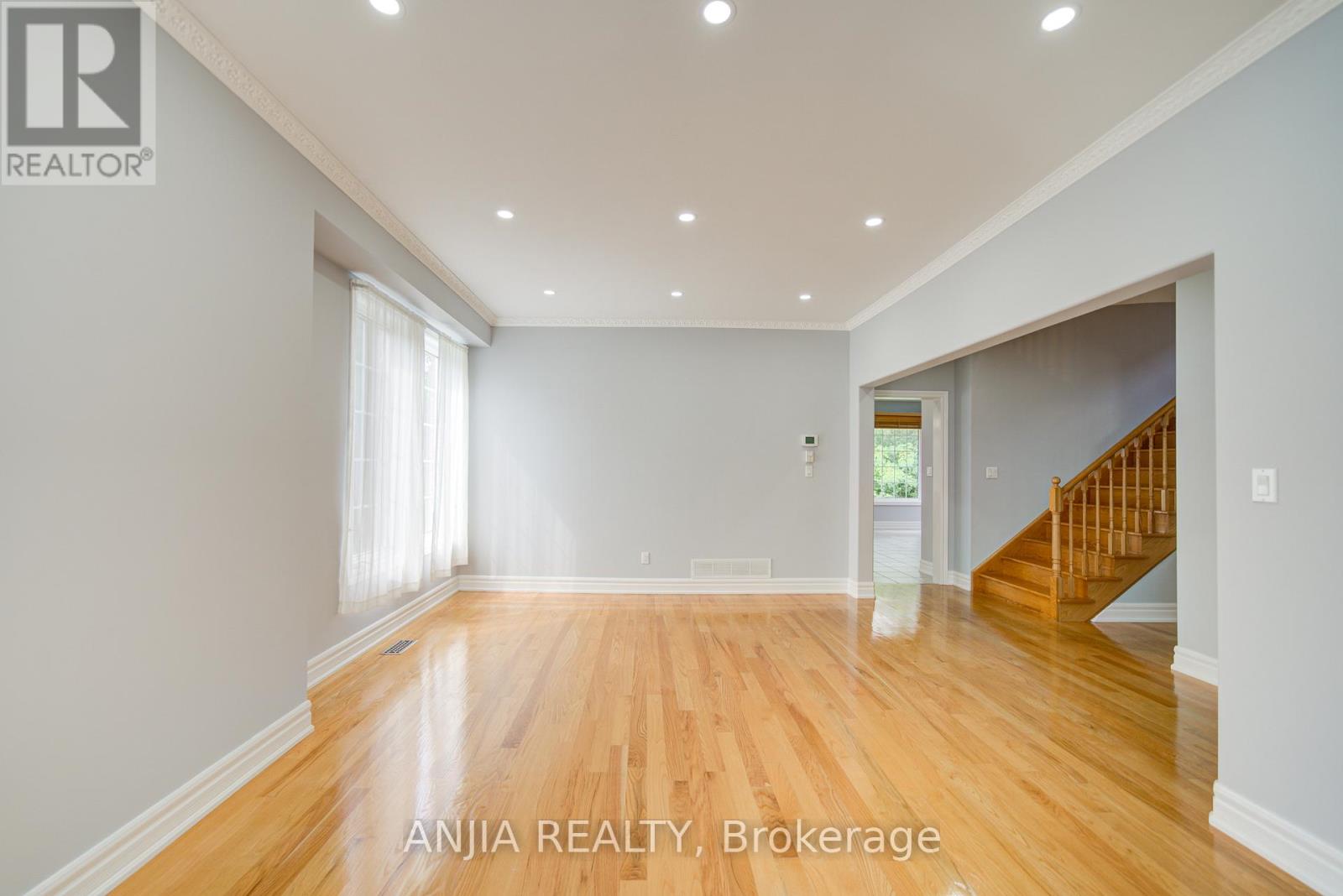 10 Thistledown Crescent, Whitby, Ontario  L1R 3P2 - Photo 6 - E12897738