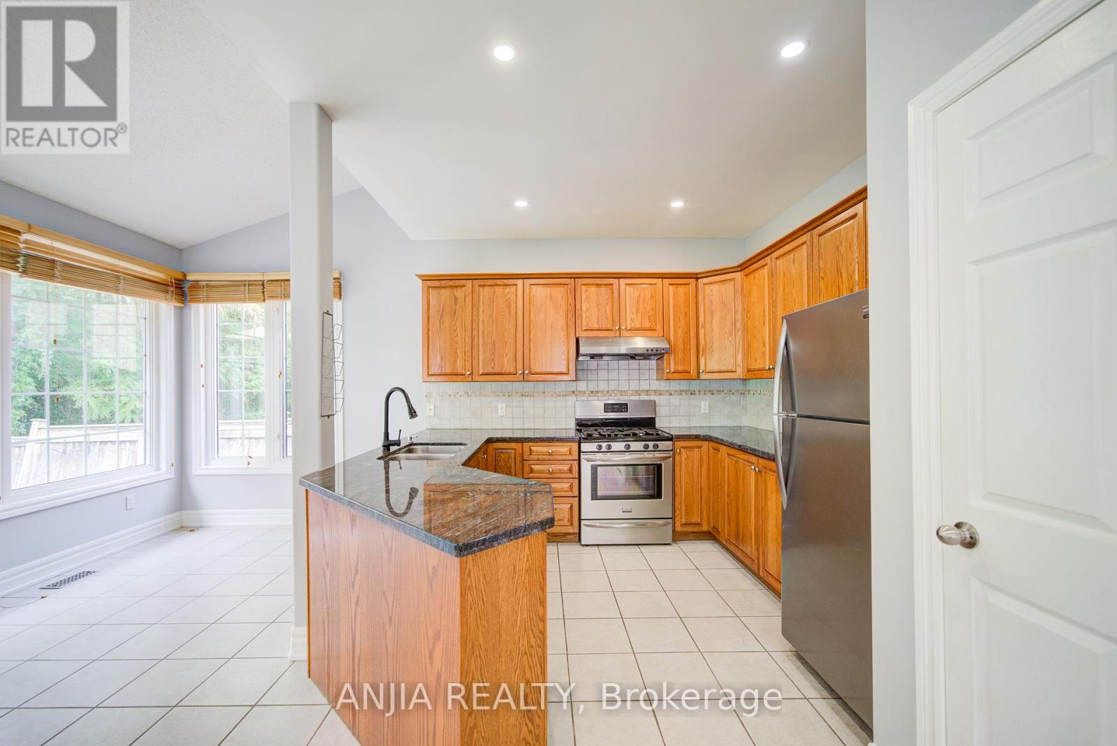 10 Thistledown Crescent, Whitby, Ontario  L1R 3P2 - Photo 7 - E12897738