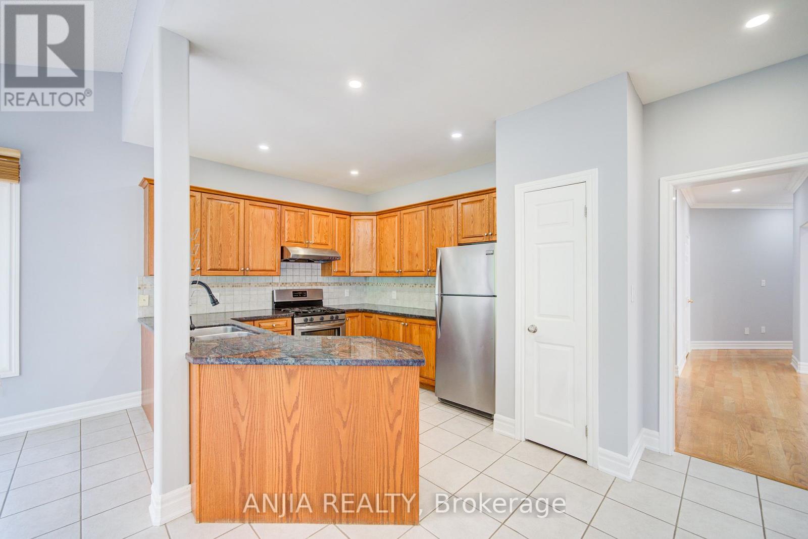 10 Thistledown Crescent, Whitby, Ontario  L1R 3P2 - Photo 9 - E12897738