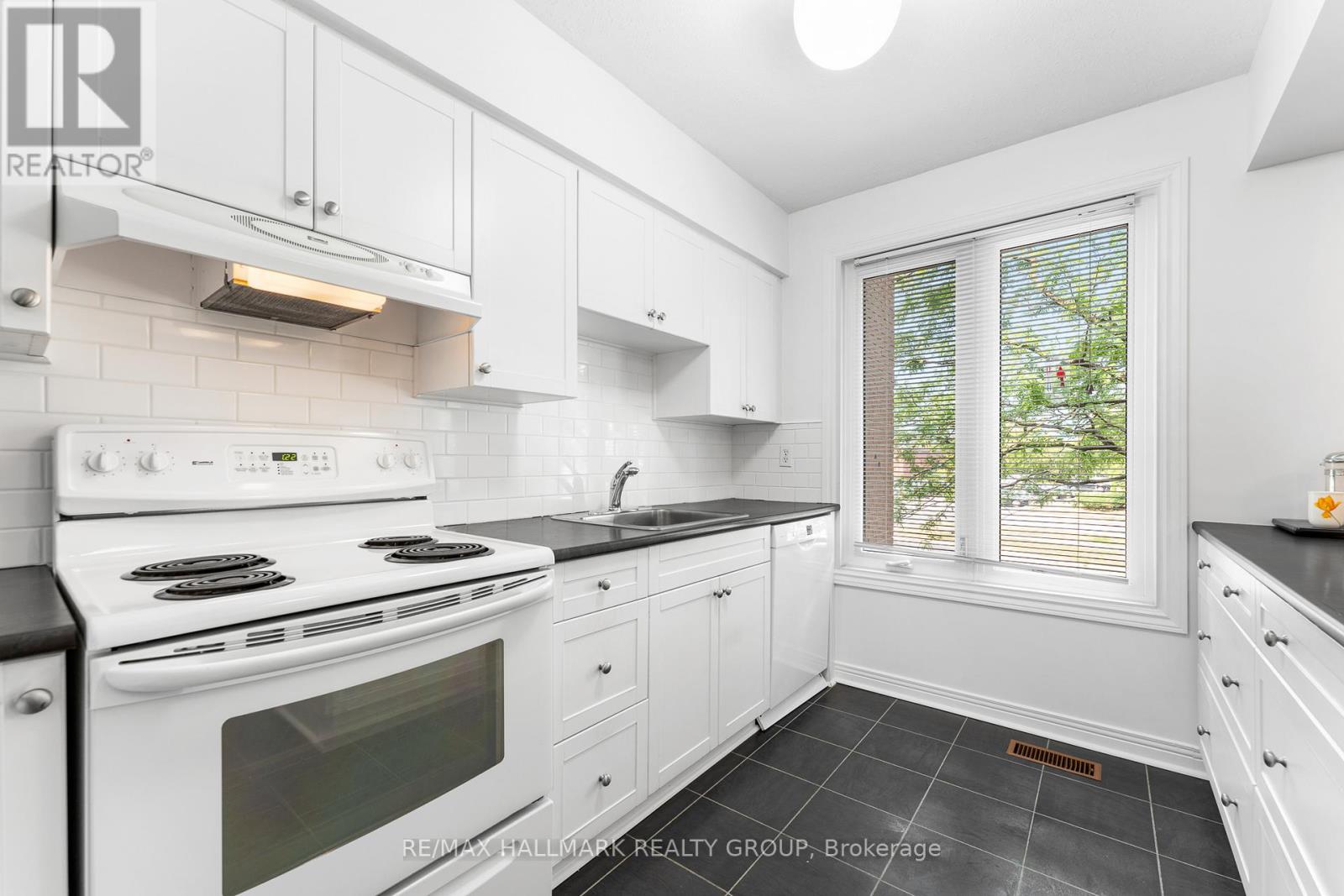 1916 Russell Road, Ottawa, Ontario  K1G 1L6 - Photo 15 - X12896576