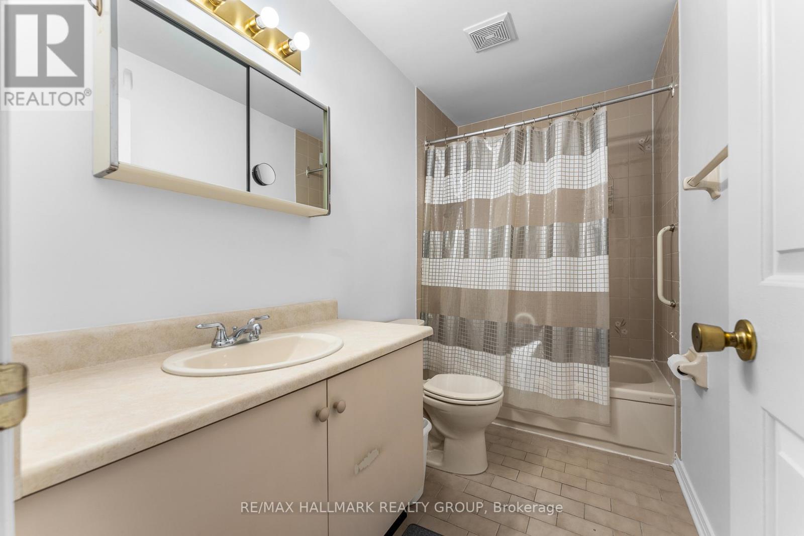 1916 Russell Road, Ottawa, Ontario  K1G 1L6 - Photo 31 - X12896576