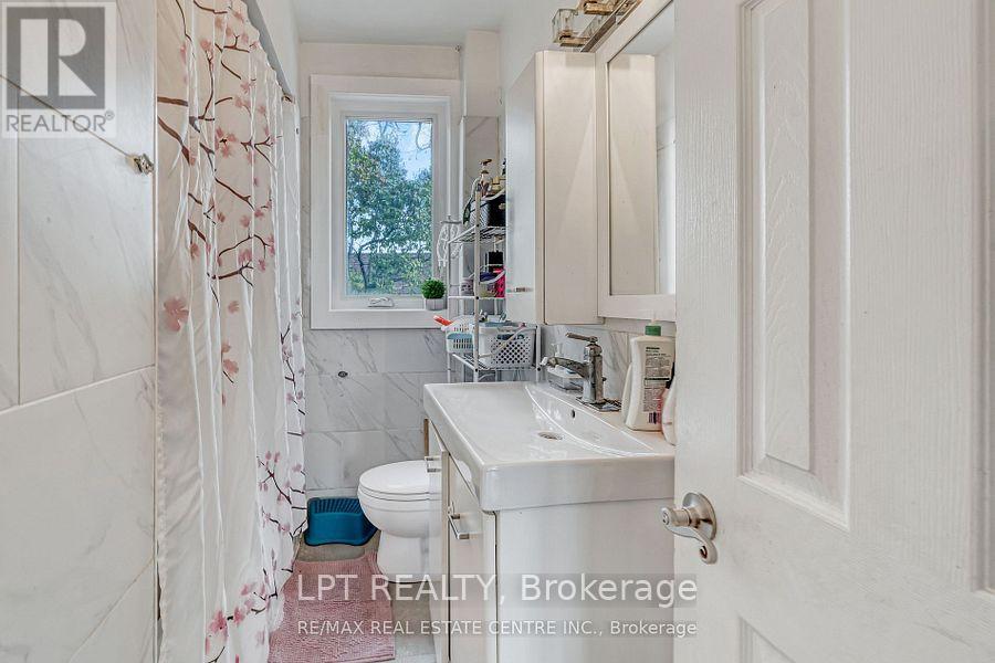 421 St Augustine Drive, Oakville, Ontario  L6K 3G1 - Photo 4 - W12897724