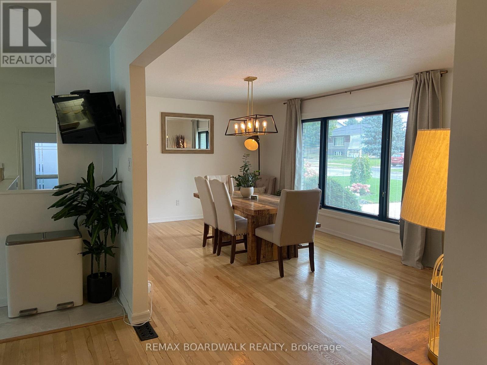 1588 Maxime Street, Ottawa, Ontario  K1B 3L1 - Photo 4 - X12897778