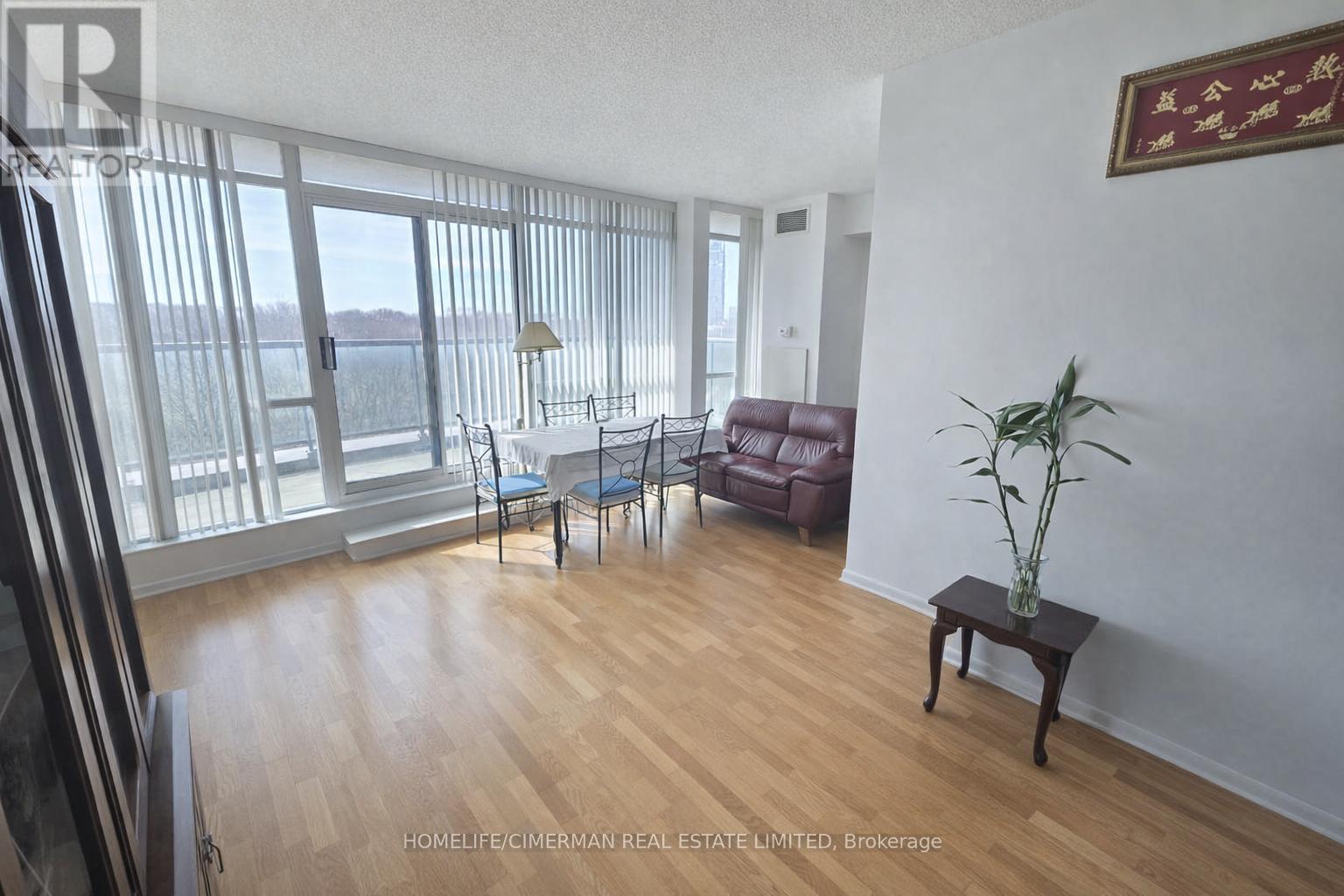 <div class="slider-price">$750,000</div><p>711 - 219 Fort York Boulevard, Toronto, Ontario</p>