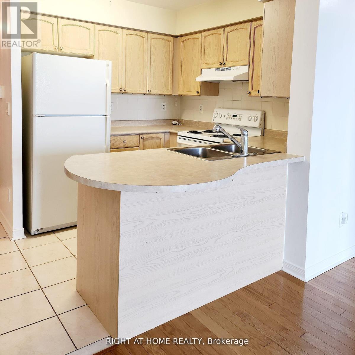 401 - 23 Oneida Crescent, Richmond Hill (Langstaff), Ontario  L4B 0A2 - Photo 2 - N12897770