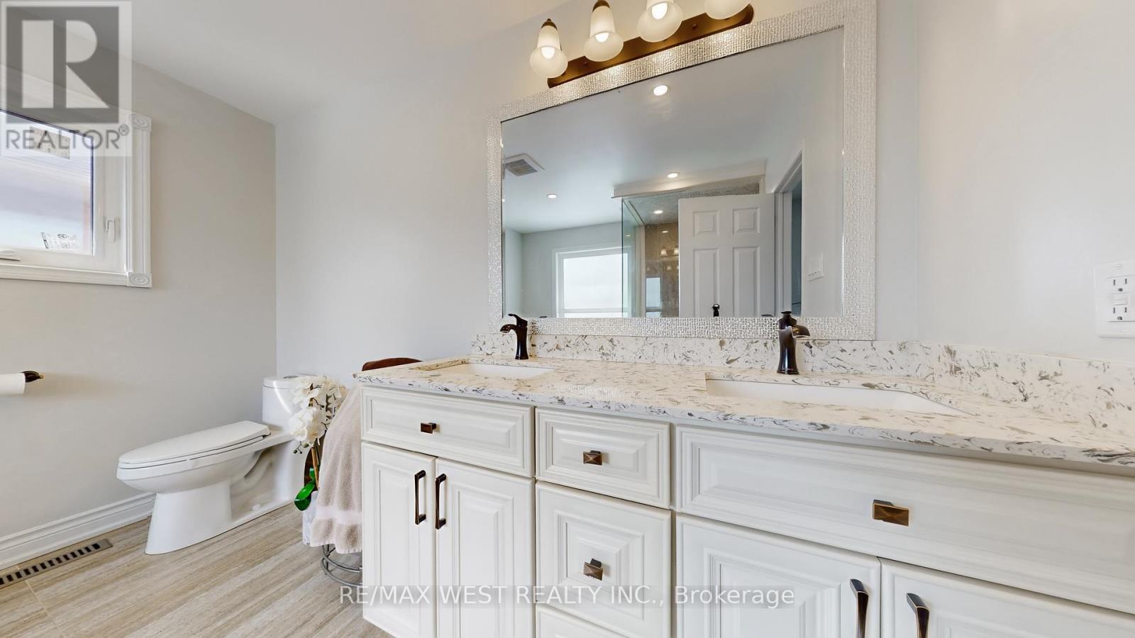 1042 Windsor Hill Boulevard, Mississauga (East Credit), Ontario  L5V 1P4 - Photo 17 - W12897262