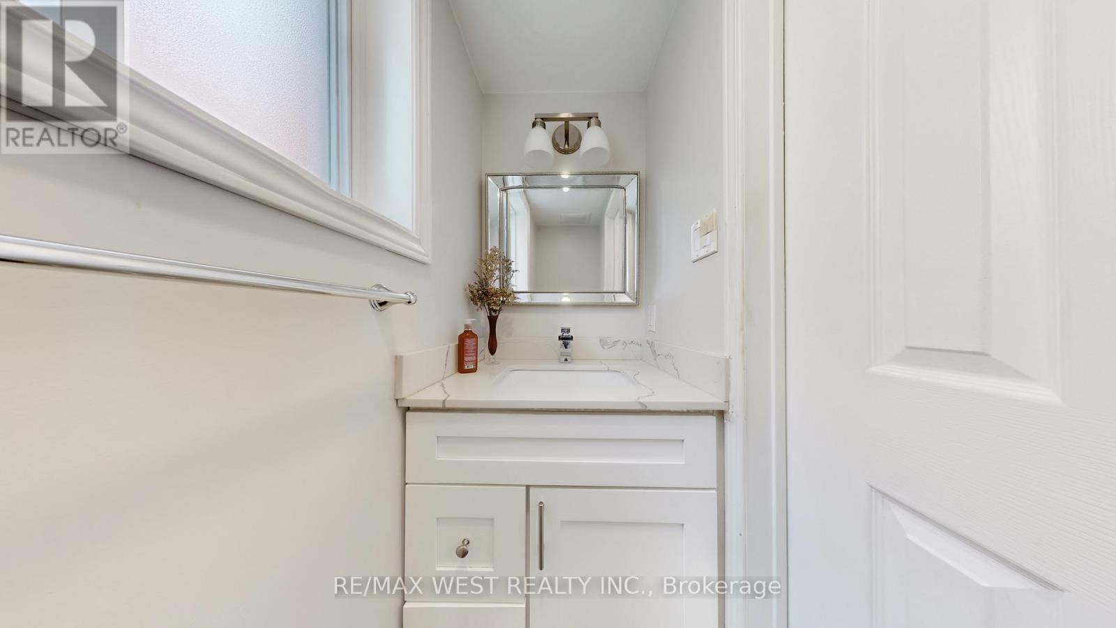 1042 Windsor Hill Boulevard, Mississauga (East Credit), Ontario  L5V 1P4 - Photo 13 - W12897262