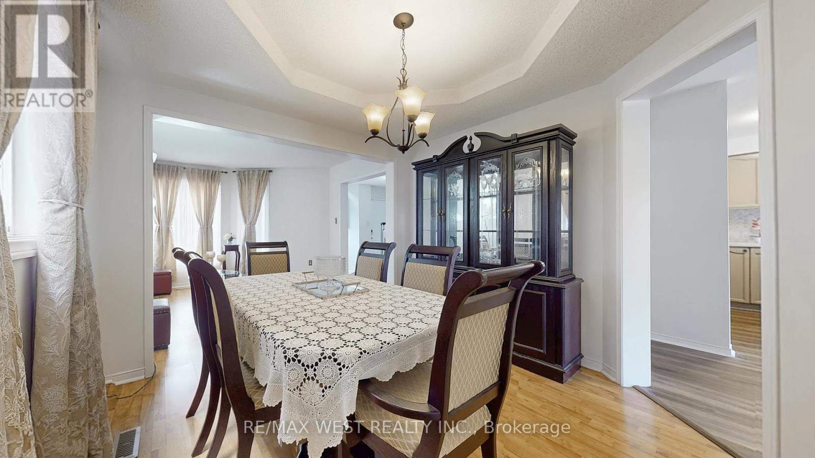 1042 Windsor Hill Boulevard, Mississauga (East Credit), Ontario  L5V 1P4 - Photo 5 - W12897262