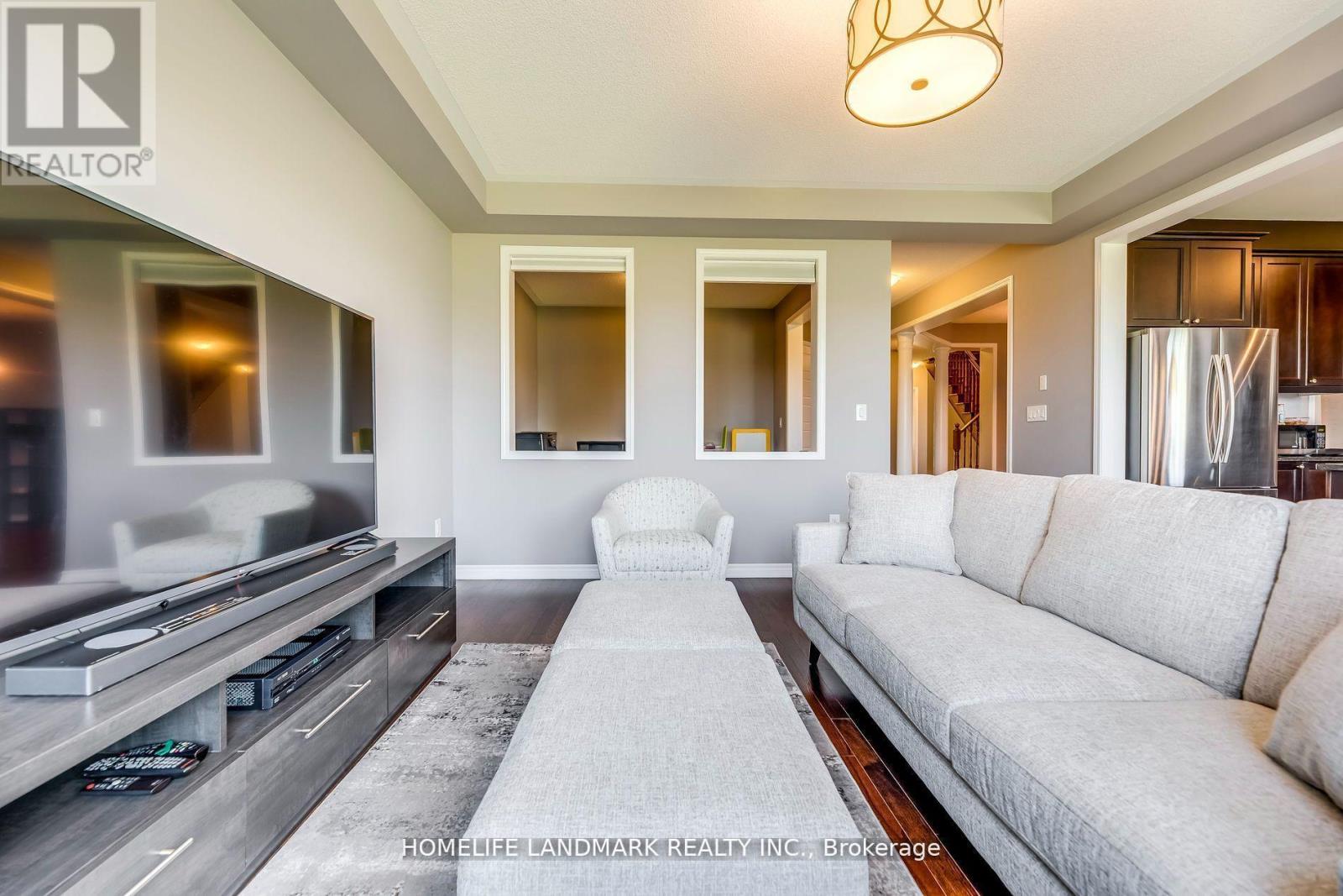 186 Degraaf Crescent, Aurora, Ontario  L4G 0X1 - Photo 10 - N12897904