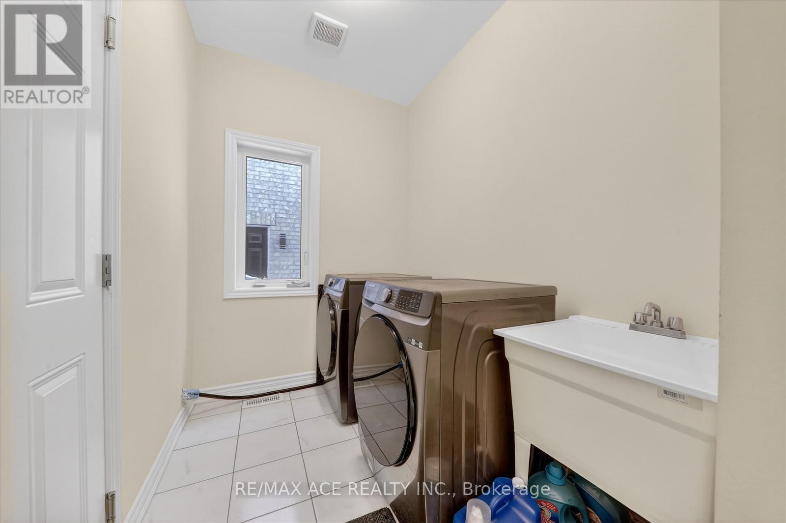 4 Sanford Circle, Springwater, Ontario  L9X 2A8 - Photo 15 - S12897858