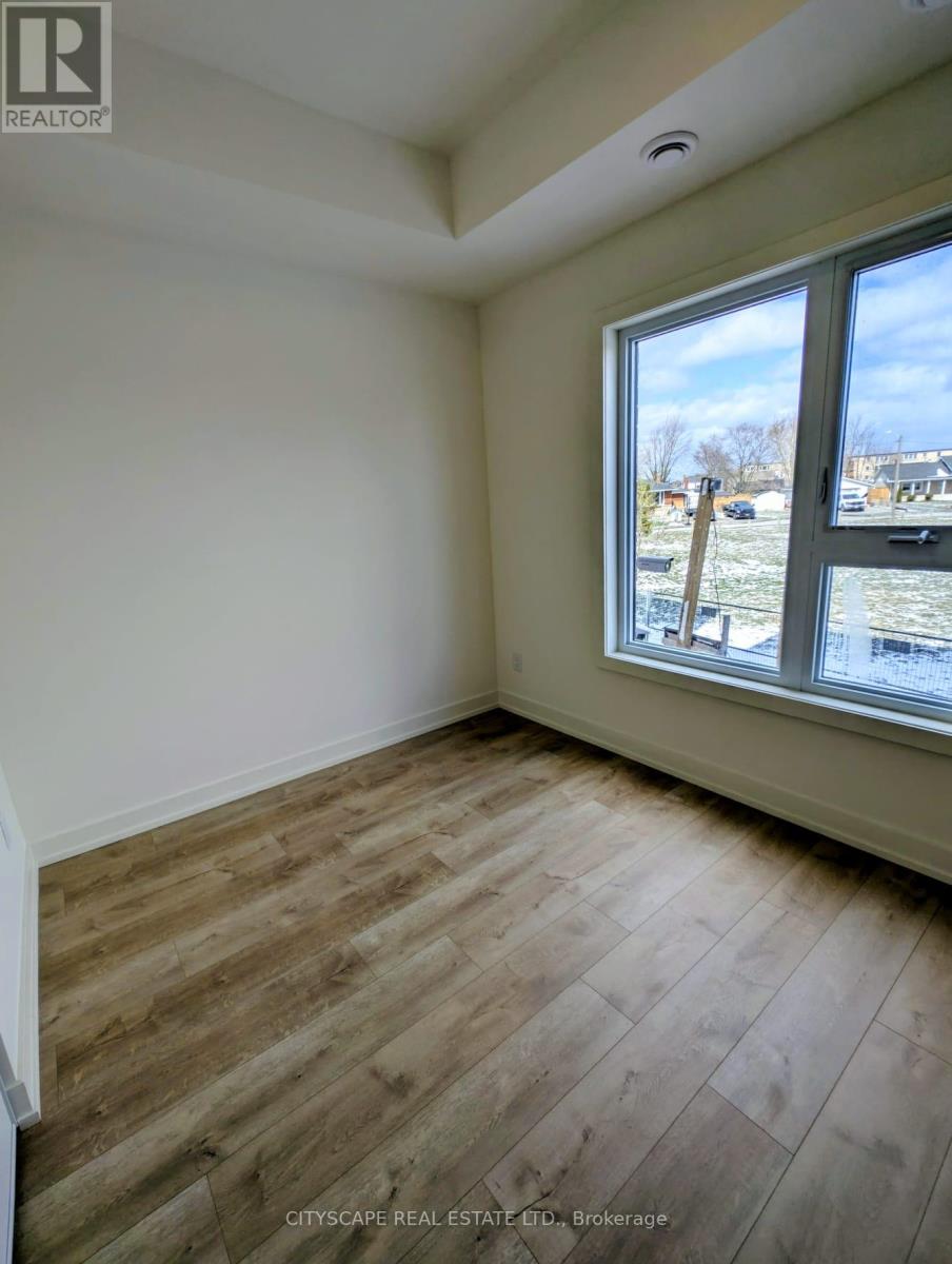 16 Melbourne Avenue, St. Catharines, Ontario  L2P 0G5 - Photo 2 - X12897874