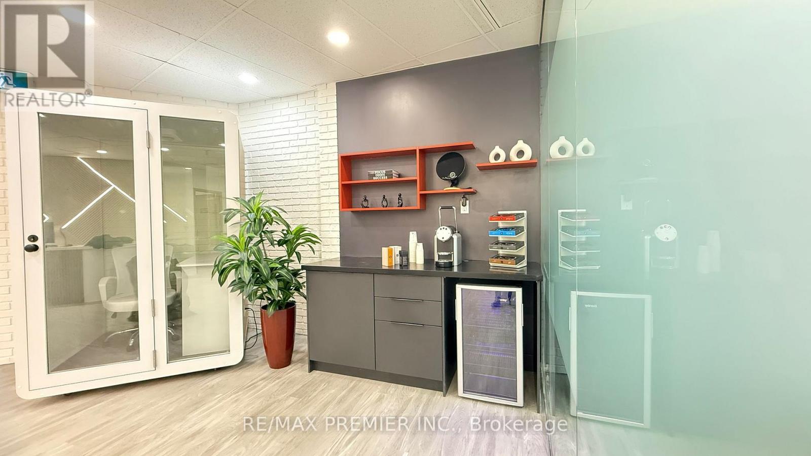 302-08 - 3390 South Service Road, Burlington (Industrial Burlington), Ontario  L7N 3J5 - Photo 16 - W12897940