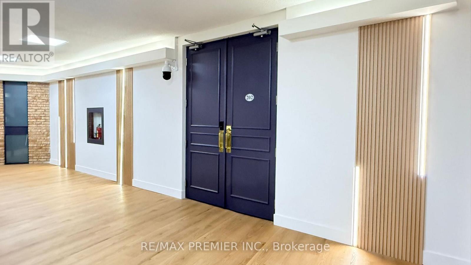 302-05 - 3390 South Service Road, Burlington (Industrial Burlington), Ontario  L7N 3J5 - Photo 12 - W12897952