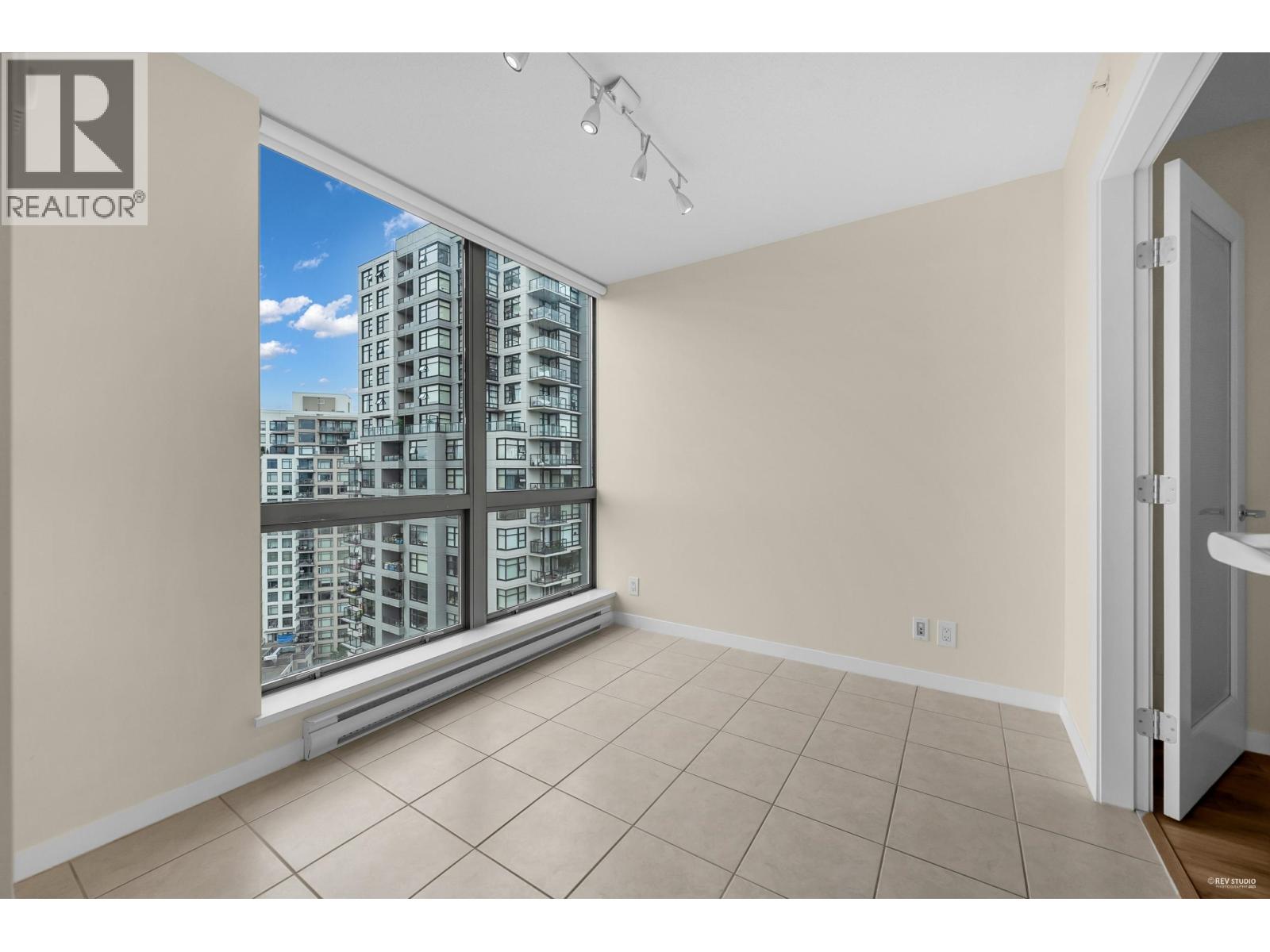 2002 3663 Crowley Drive, Vancouver, British Columbia  V5R 6H4 - Photo 8 - R3101101