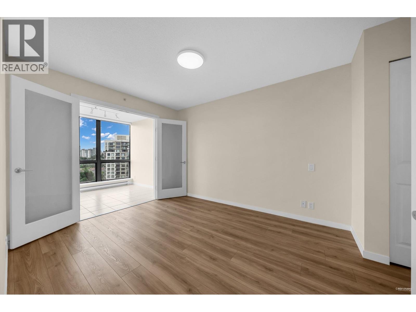 2002 3663 Crowley Drive, Vancouver, British Columbia  V5R 6H4 - Photo 5 - R3101101