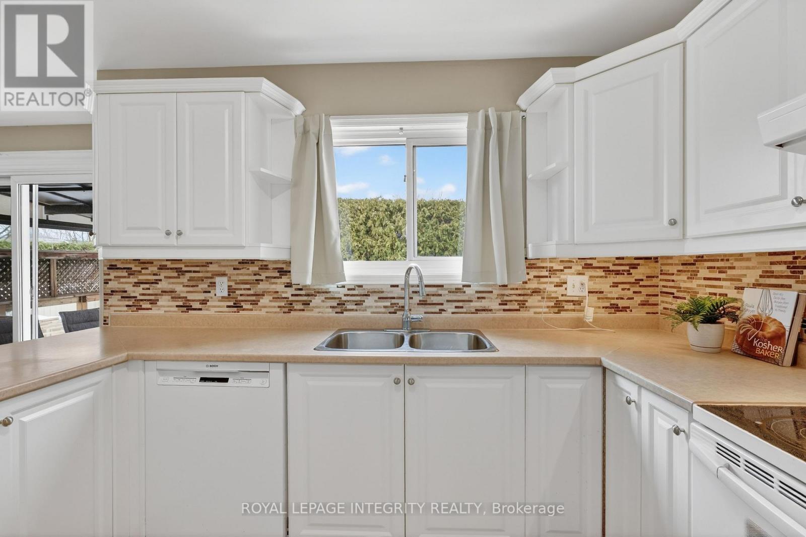 6020 Vineyard Drive, Ottawa, Ontario  K1C 2M5 - Photo 10 - X12898010