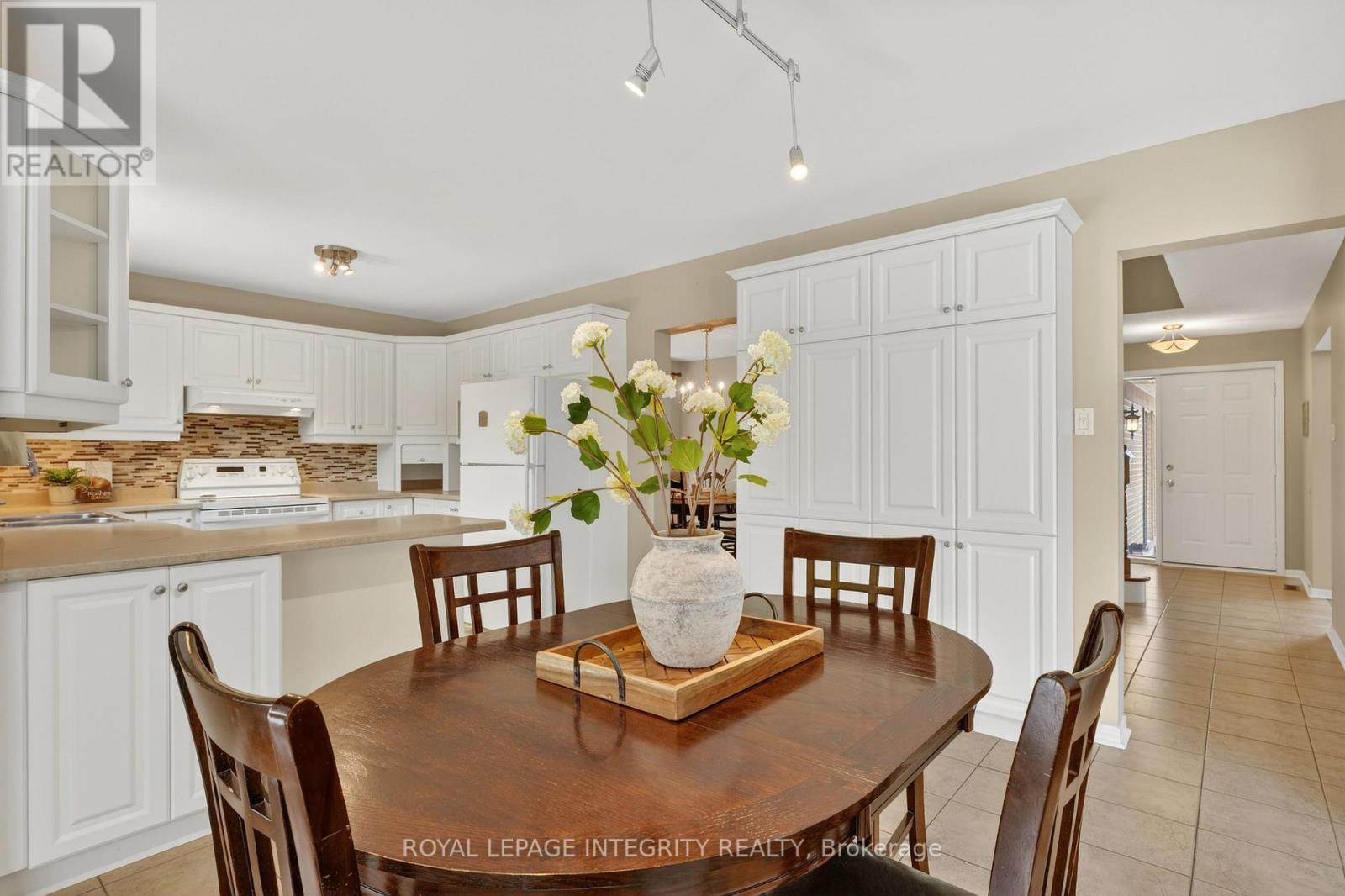 6020 Vineyard Drive, Ottawa, Ontario  K1C 2M5 - Photo 11 - X12898010