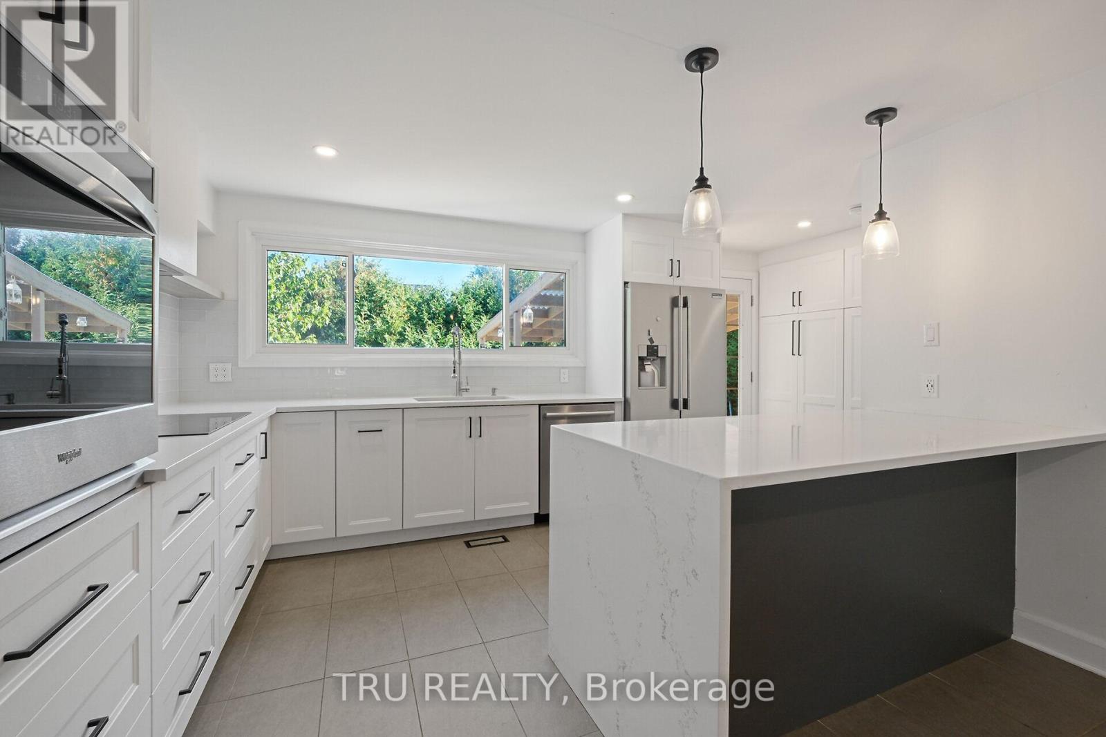 12 Apache Crescent, Ottawa, Ontario  K2E 6H7 - Photo 9 - X12898066