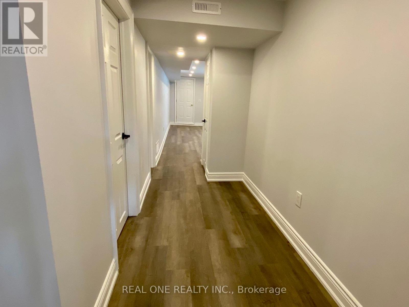 1209 Verhoeven Court, Mississauga, Ontario  L5C 1N5 - Photo 11 - W12898036