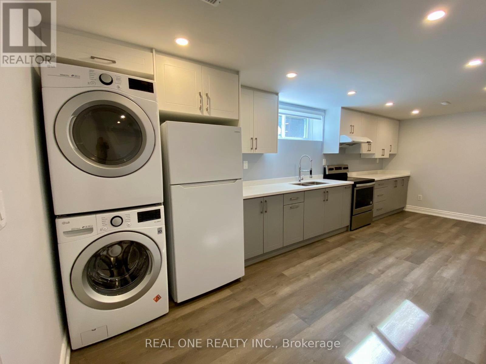 1209 Verhoeven Court, Mississauga, Ontario  L5C 1N5 - Photo 2 - W12898036