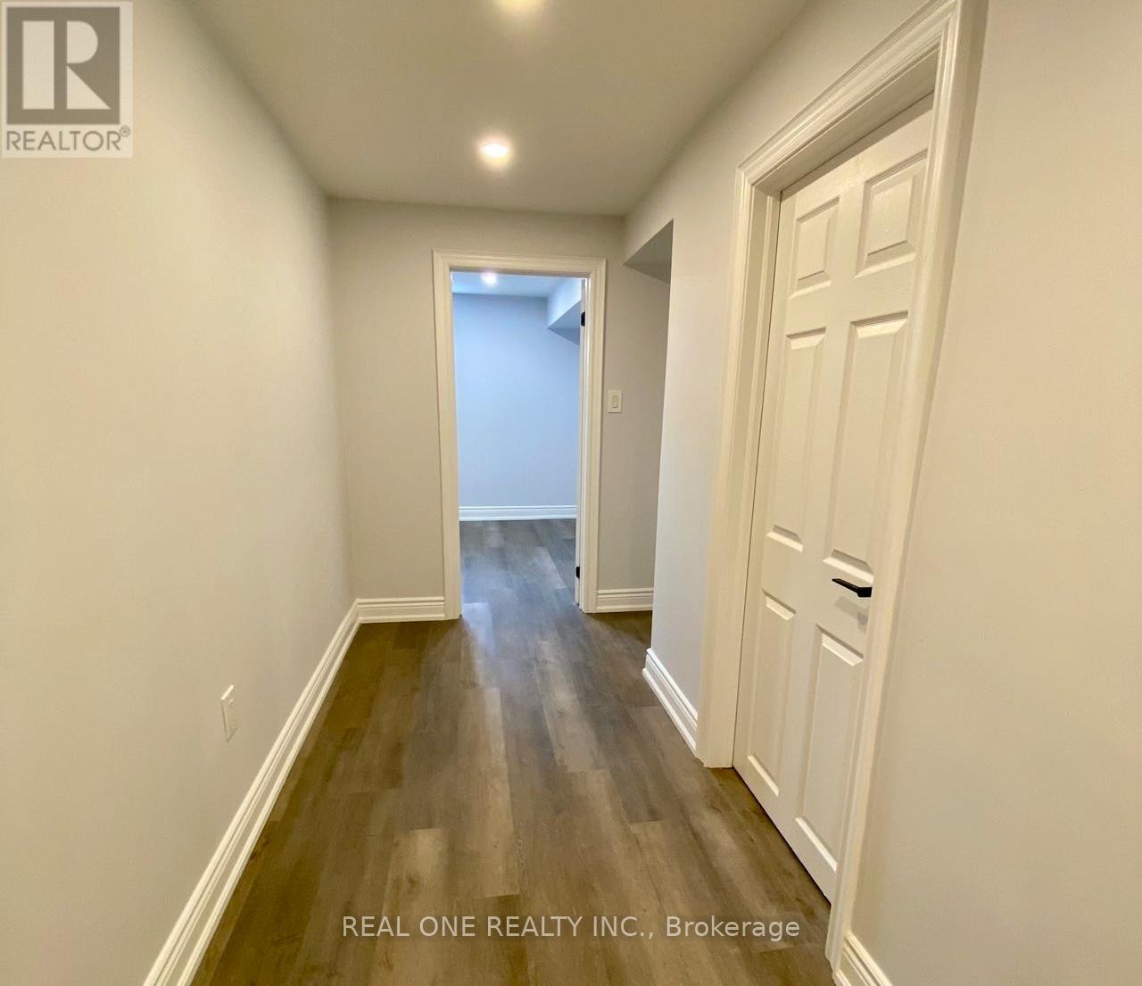 1209 Verhoeven Court, Mississauga, Ontario  L5C 1N5 - Photo 6 - W12898036