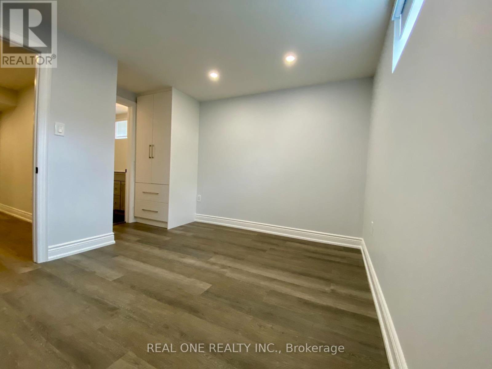 1209 Verhoeven Court, Mississauga, Ontario  L5C 1N5 - Photo 8 - W12898036