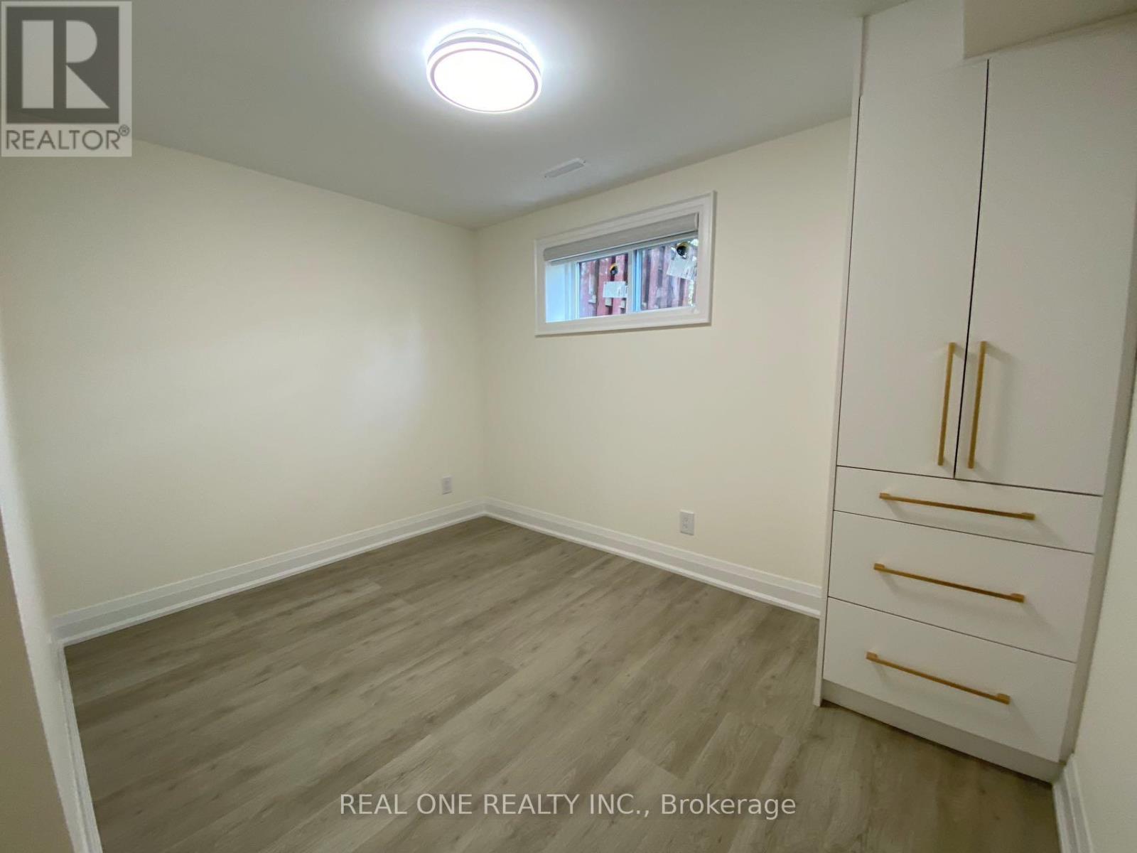 3366 Strabane Drive, Mississauga, Ontario  L5C 1W7 - Photo 10 - W12898050