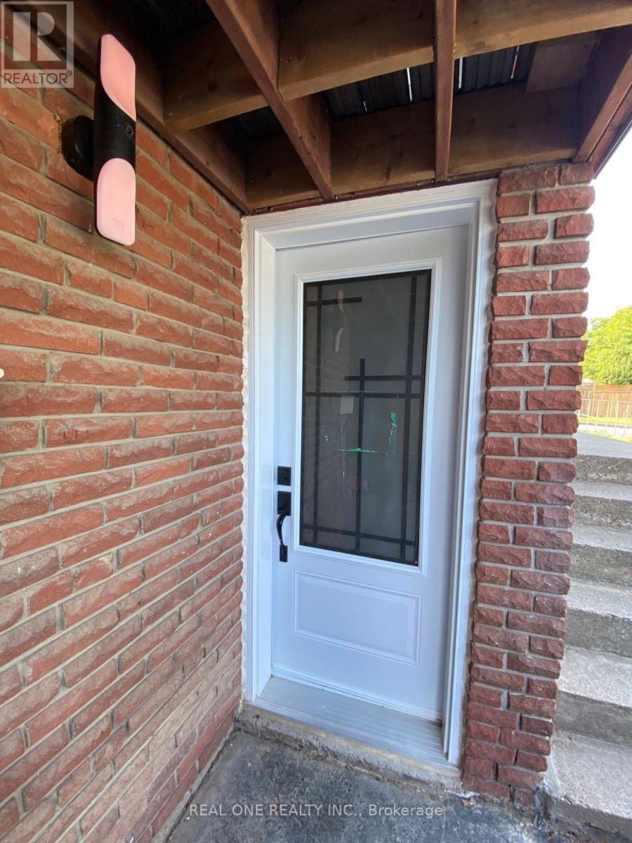 3366 Strabane Drive, Mississauga, Ontario  L5C 1W7 - Photo 2 - W12898050