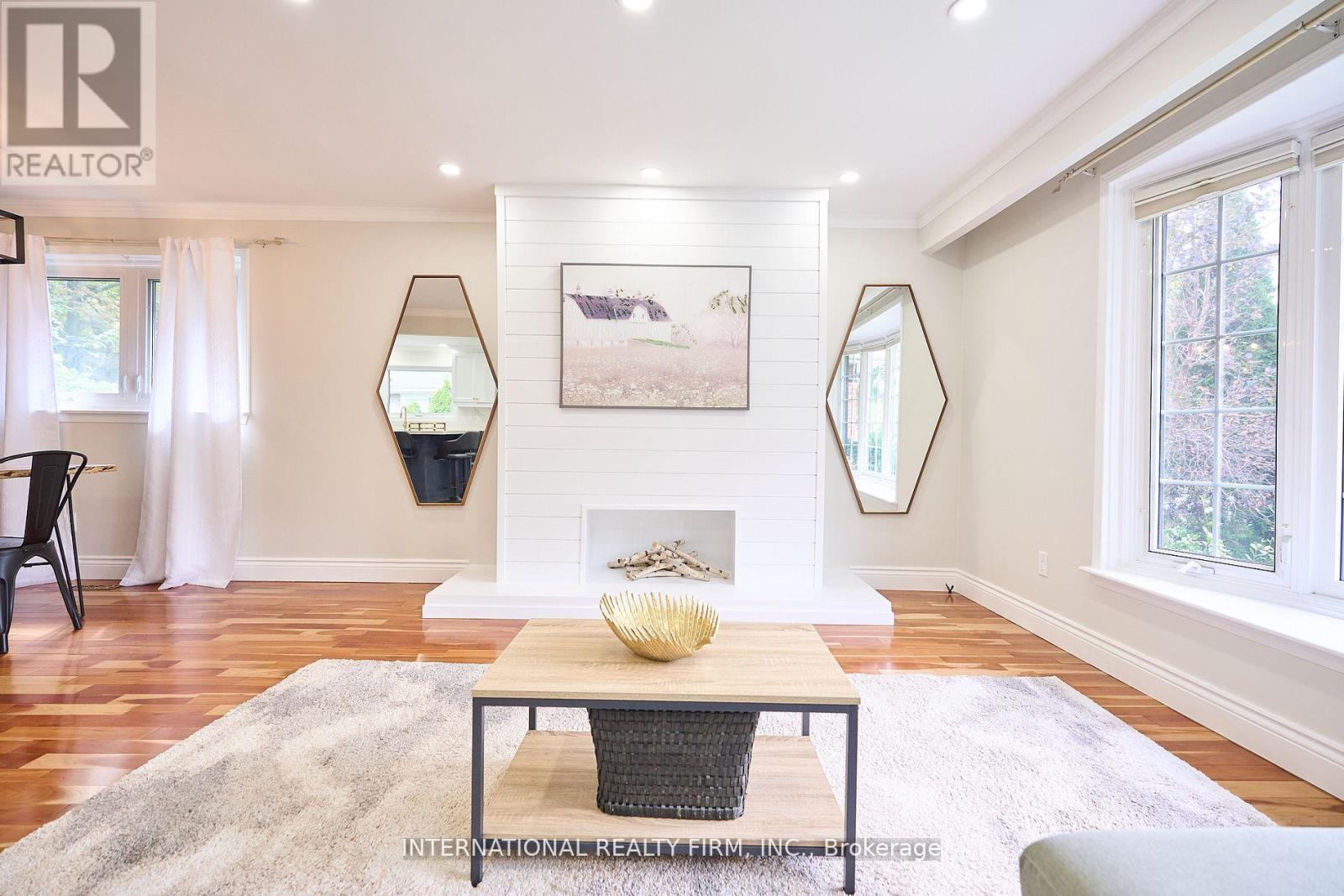 2292 Devon Road, Oakville, Ontario  L6J 5R4 - Photo 2 - W12898056