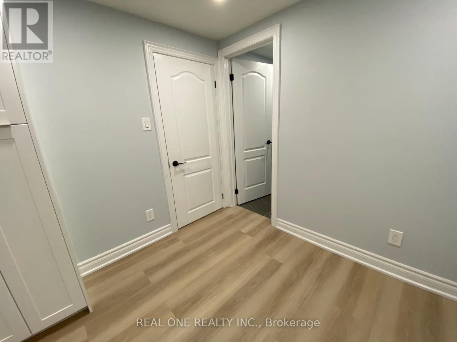 1186 Shadeland Drive, Mississauga, Ontario  L5C 1P4 - Photo 17 - W12898064