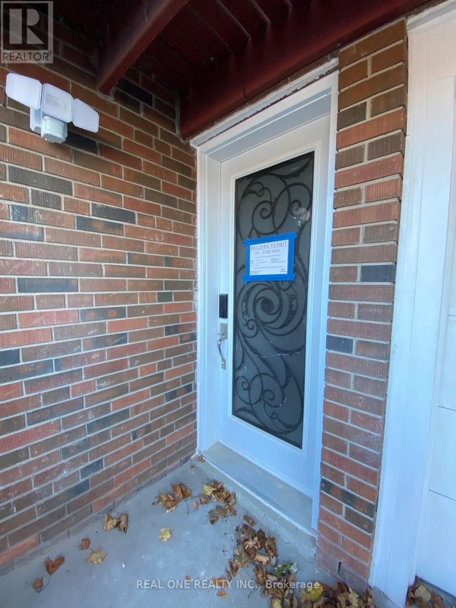 1186 Shadeland Drive, Mississauga, Ontario  L5C 1P4 - Photo 2 - W12898064