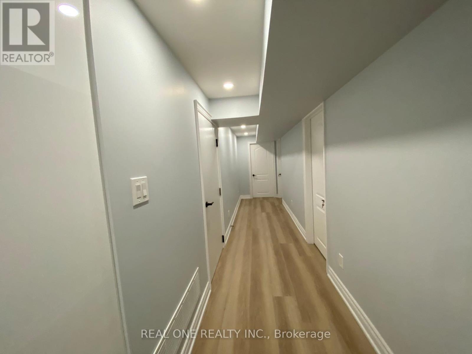 1186 Shadeland Drive, Mississauga, Ontario  L5C 1P4 - Photo 4 - W12898064