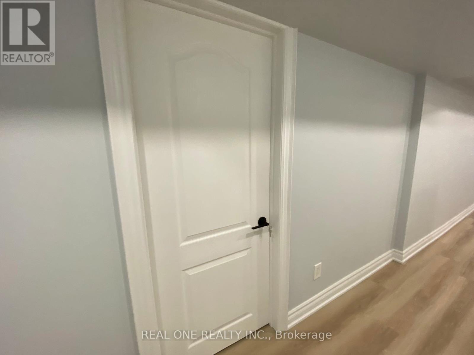 1186 Shadeland Drive, Mississauga, Ontario  L5C 1P4 - Photo 5 - W12898064