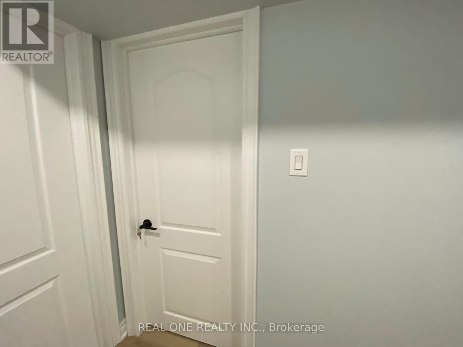 1186 Shadeland Drive, Mississauga, Ontario  L5C 1P4 - Photo 6 - W12898064
