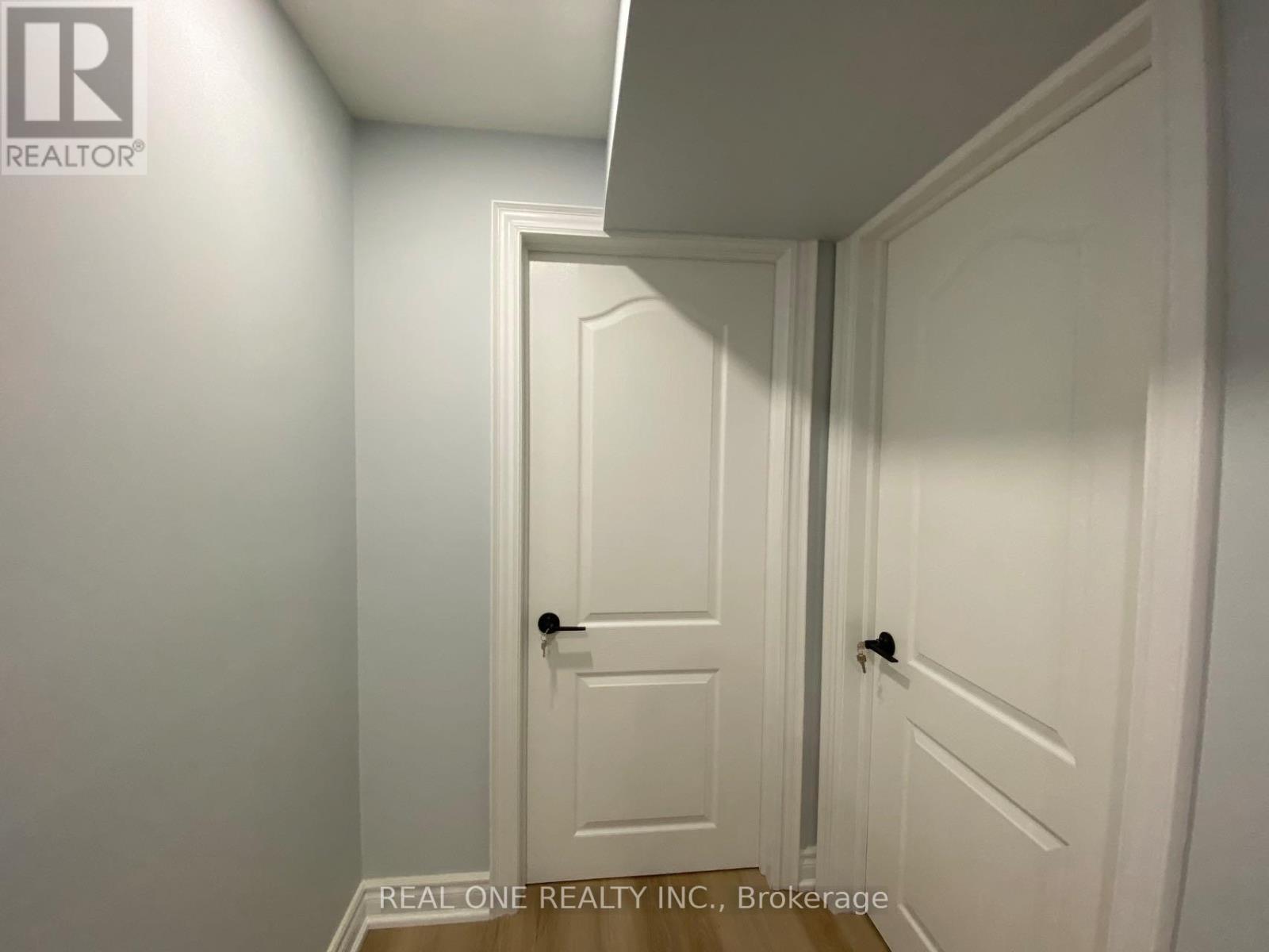 1186 Shadeland Drive, Mississauga, Ontario  L5C 1P4 - Photo 7 - W12898064