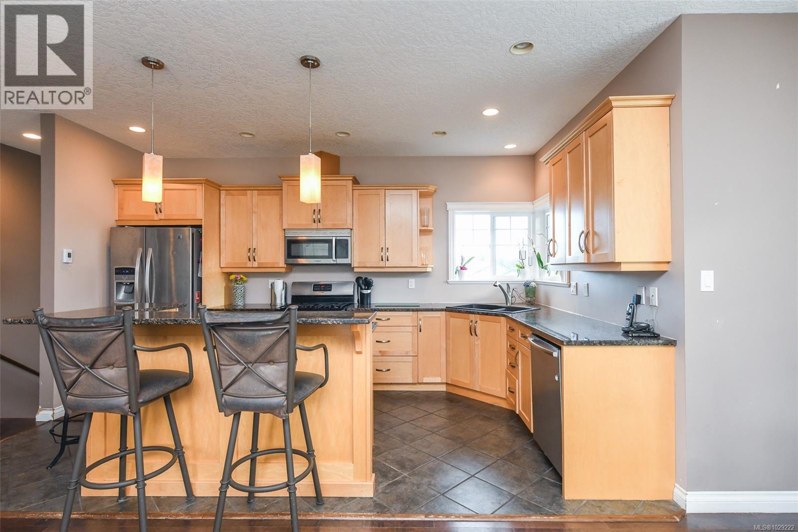 2737 Kendal Ave, Cumberland, British Columbia  V0R 1S0 - Photo 8 - 1029222