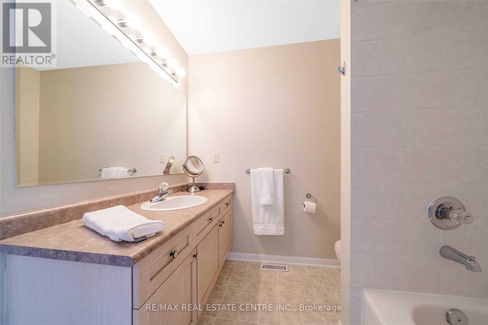 1024 Barclay Circle, Milton, Ontario  L9T 5W5 - Photo 10 - W12898090