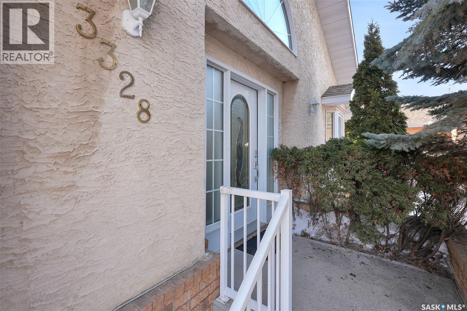 3328 Lakeshore Court, Regina, Saskatchewan  S4S 7H8 - Photo 2 - SK030723