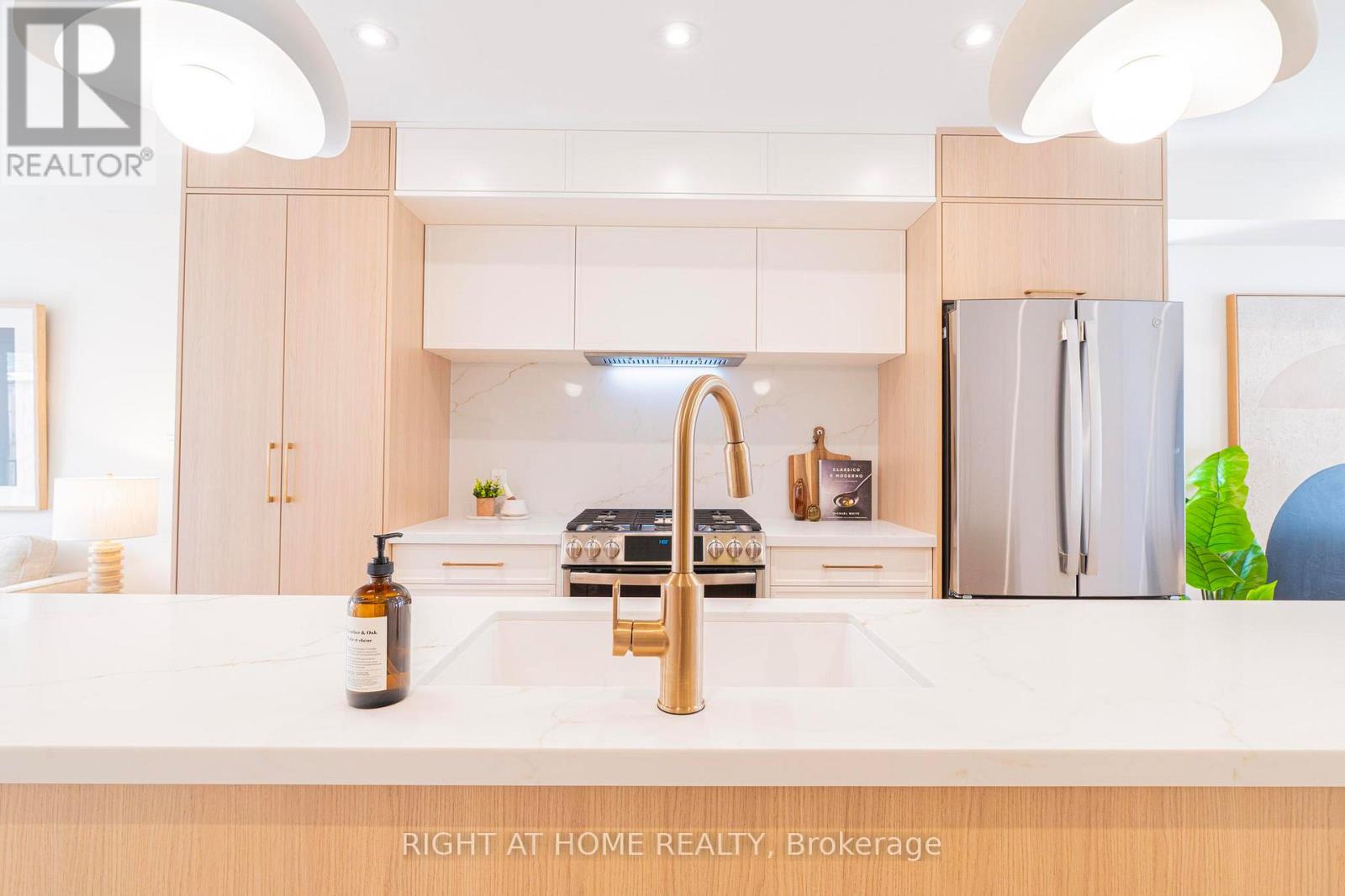 138 Winona Drive, Toronto, Ontario  M6G 3S7 - Photo 6 - C12898116