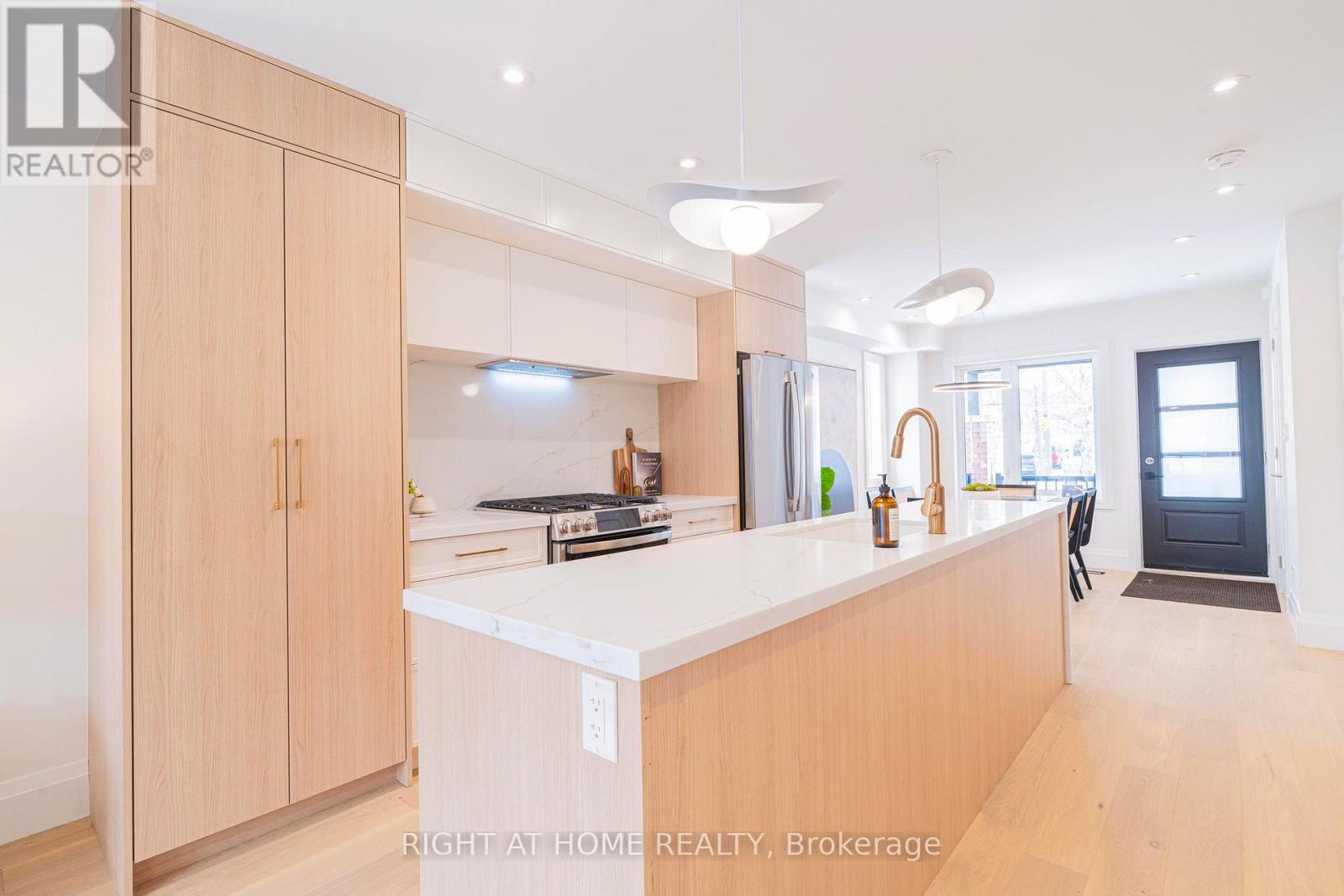 138 Winona Drive, Toronto, Ontario  M6G 3S7 - Photo 7 - C12898116