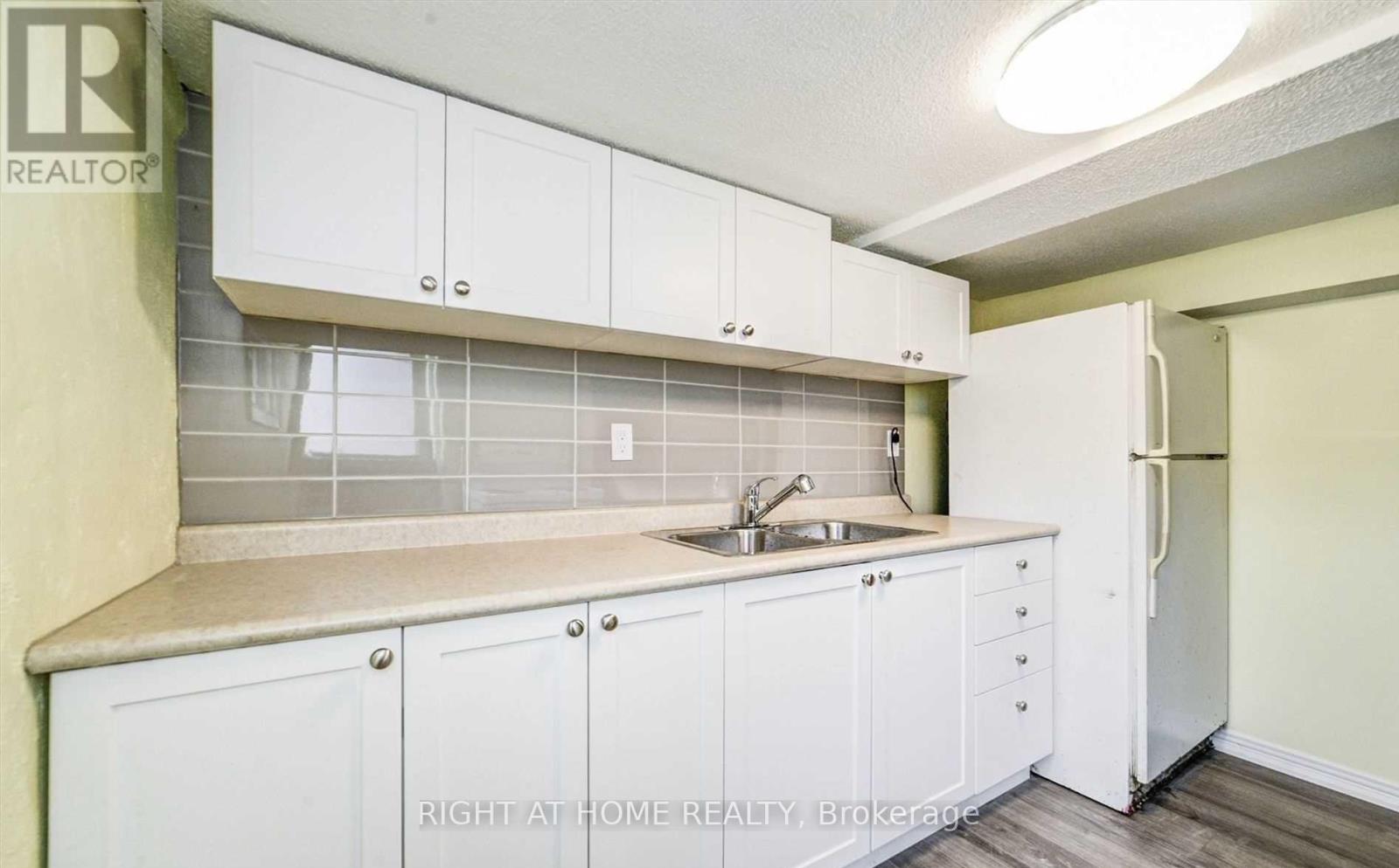 Bsmt - 35 Gibbons Street, Oshawa, Ontario  L1J 4X8 - Photo 4 - E12898108