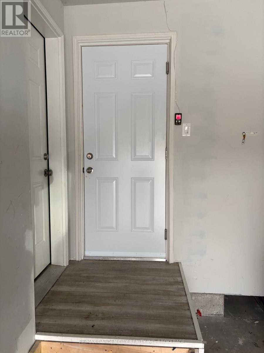 Lwr Bachelor - 33 Bounty Avenue, Thorold, Ontario  L2V 0H3 - Photo 2 - X12853342