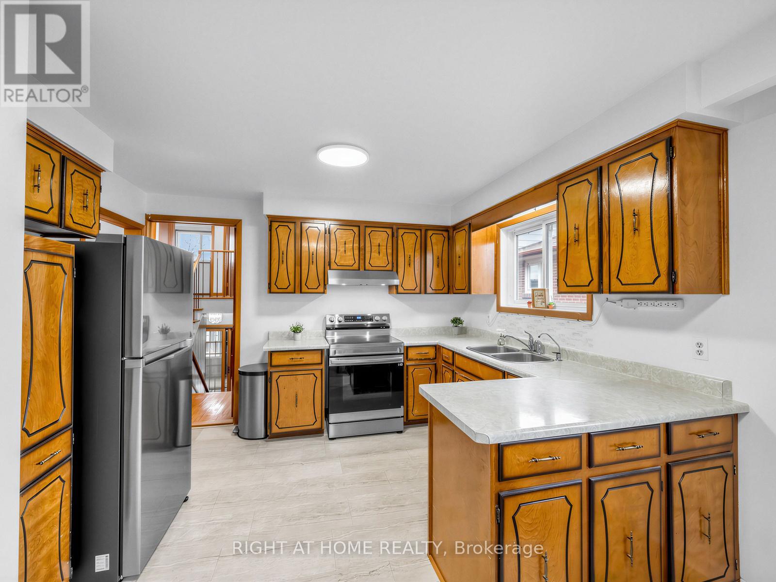 3209 Lednier Terrace, Mississauga, Ontario  L4Y 3Z7 - Photo 11 - W12898146