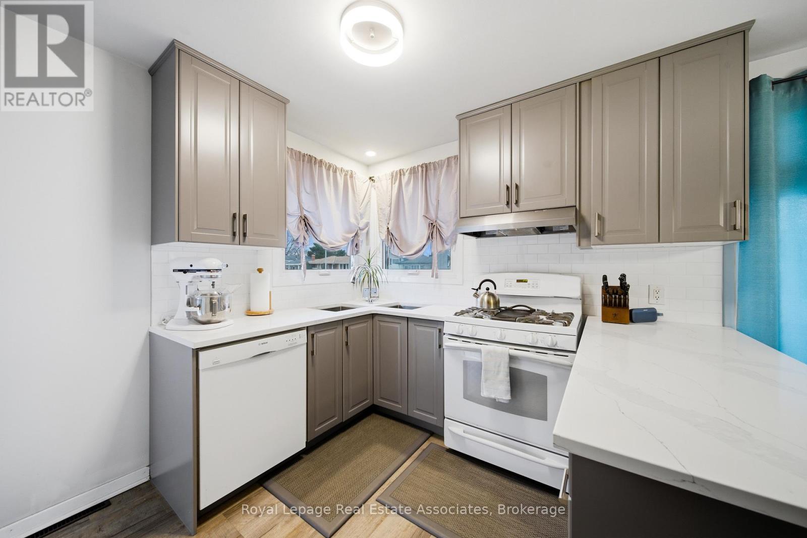 4018 Montcalm Crescent, Niagara Falls, Ontario  L2G 6L8 - Photo 2 - X12898134